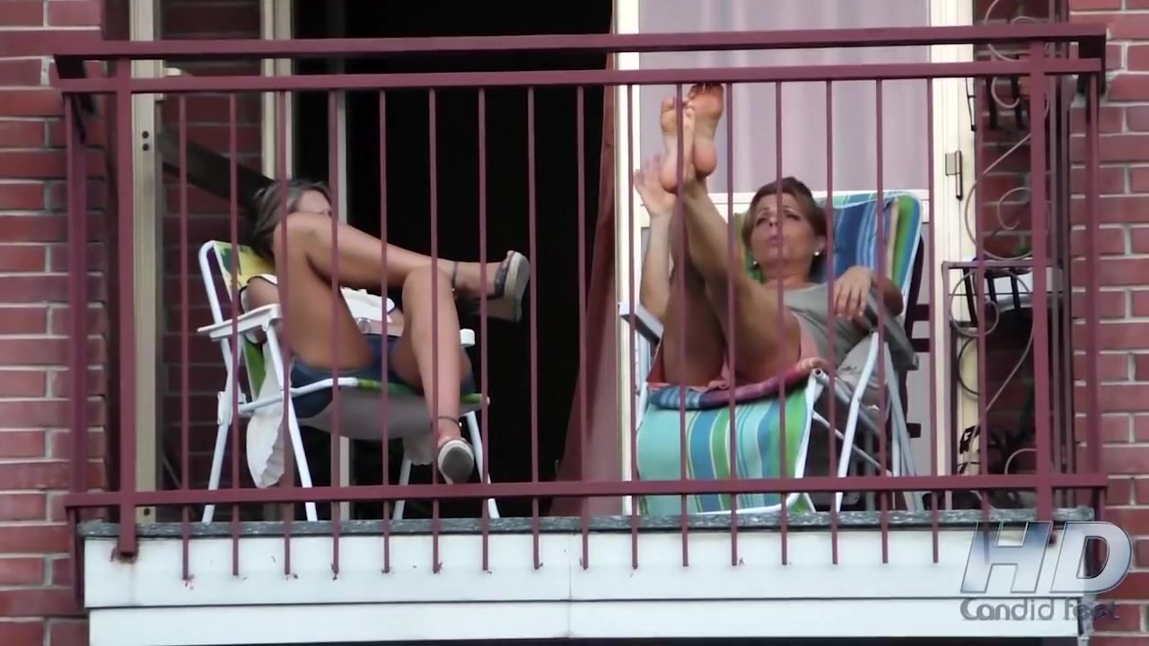Candid milf feet soles