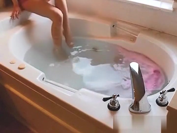 My merry dark brown girlfriend can't live without to fuck in the bath