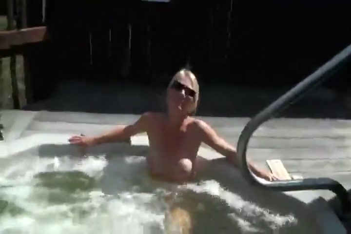 Mrs Veuves Astonishing Jacuzzi!